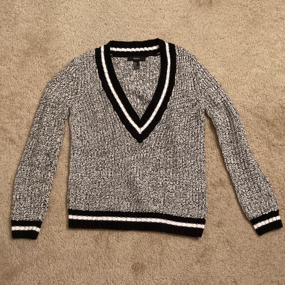 Women’s Preppy Black and White V-Neck Acrylic Sweater Size Large